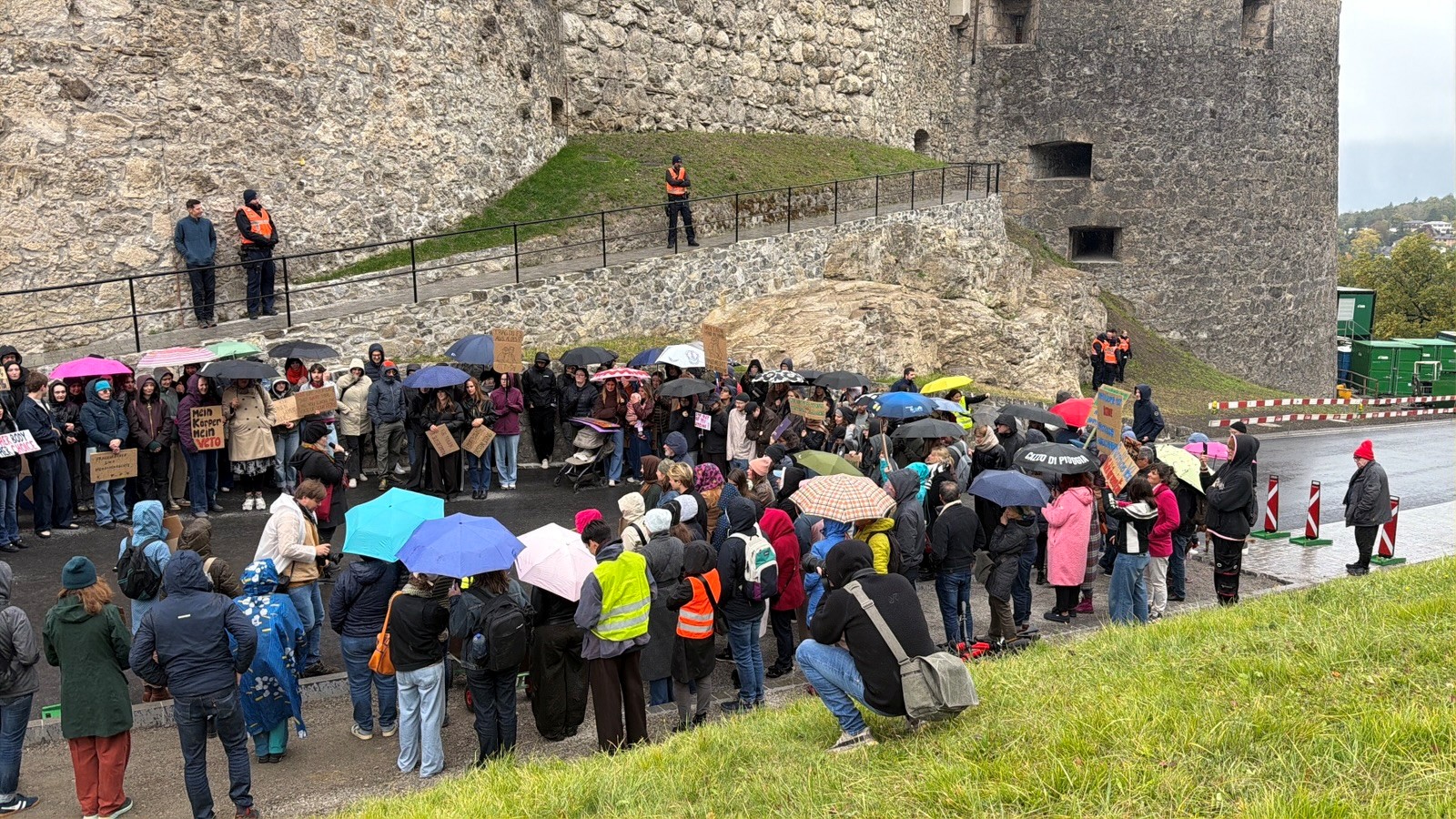 Demo beim Schloss in Vaduz. Foto: Landespolizei