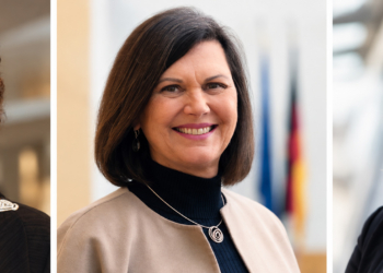 Lea Rosh, Vorsitzende des Förderkreises Denkmal für die ermordeten Juden Europas e. V., Ilse Aigner, Präsidentin des Bayerischen Landtags, und Julia Klöckner, Präsidentin des Deutschen Bundestages und Vorsitzende des Kuratoriums der Stiftung Denkmal für die ermordeten Juden Europas (v. l. n. r.).