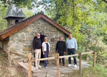 Foto v.l.n.r.: Denkmalpfleger und Amtsleiter Patrik Birrer, Eigentümerin Andrea Matt, Vorsteher Mauren Peter Frick und Markus Kieber, Vorstandsvorsitzender der Bürgergenossenschaft Mauren. Foto: Amt für Kultur/Hannes Schramm