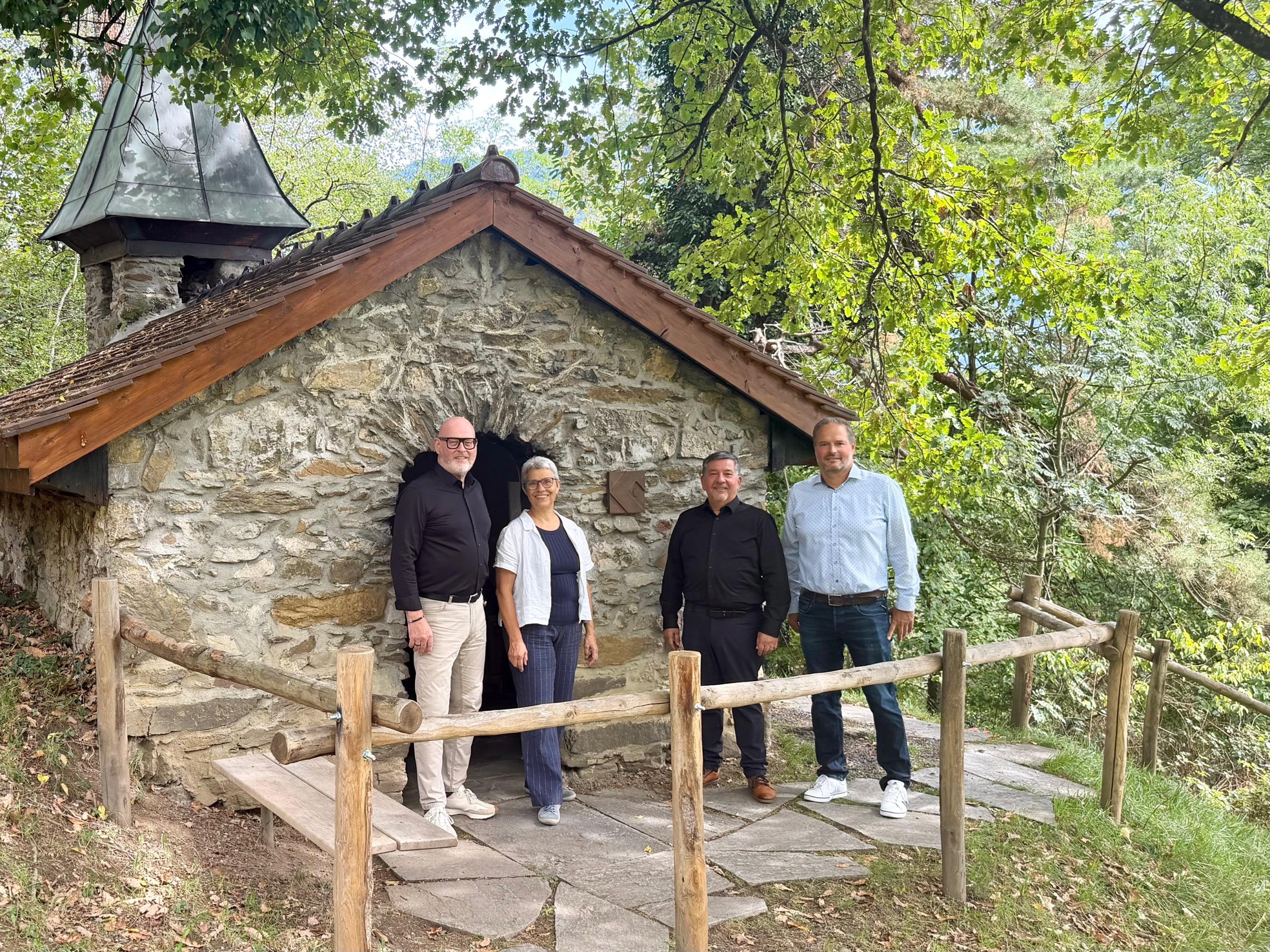 Foto v.l.n.r.: Denkmalpfleger und Amtsleiter Patrik Birrer, Eigentümerin Andrea Matt, Vorsteher Mauren Peter Frick und Markus Kieber, Vorstandsvorsitzender der Bürgergenossenschaft Mauren. Foto: Amt für Kultur/Hannes Schramm