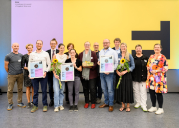 Die strahlenden Preisträgerinnen und Preisträger des FHV/connexia Good Practice PAL Awards 2026 mit ihren Laudator:innen und dem OK-Team. Foto: Matthias Rhomberg