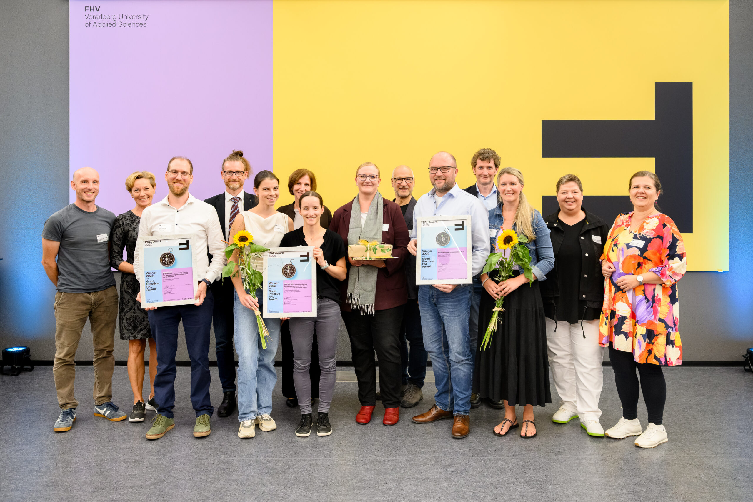 Die strahlenden Preisträgerinnen und Preisträger des FHV/connexia Good Practice PAL Awards 2026 mit ihren Laudator:innen und dem OK-Team. Foto: Matthias Rhomberg