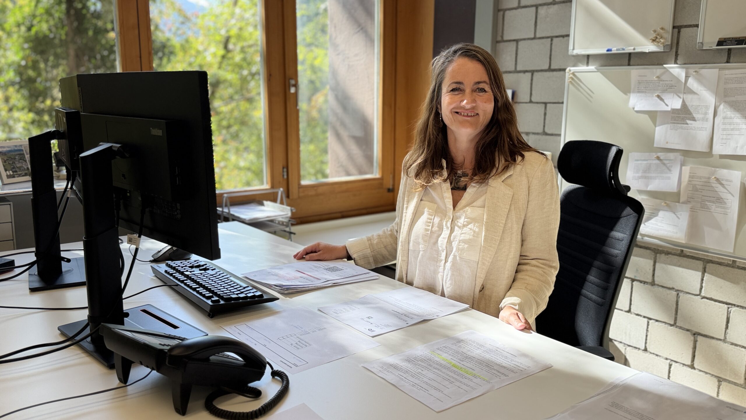 Mag. Julia Marte-Schwald in einem ihrer Schulleiterbüros am Schulstandort Eschen. Fotos: Bandi Koeck