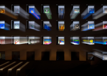 Kunst-Adventskalender, Fassade des Archiv- und Verwaltungsgebäudes, Peter Kaiser Platz, Vaduz. Bild: IKR/Tatjana Schnalzger
