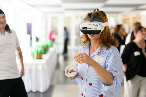 Digitale Tools wie Virtual Reality Anwendungen machen die Forschung zum Thema Brustgesundheit an der FHV erlebbar.
Bildrechte: FHV/Rhomberg